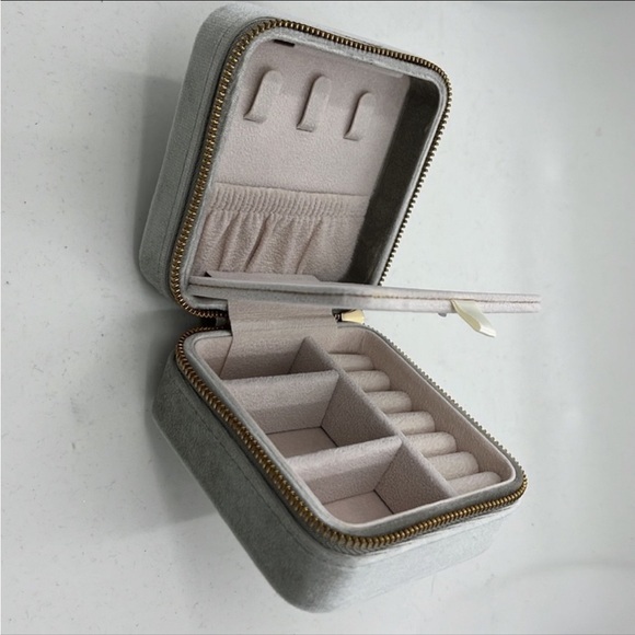 Velvet Sage: The Ultimate Travel Jewelry Box for Wanderlust Fashionistas! - Picture 4 of 13